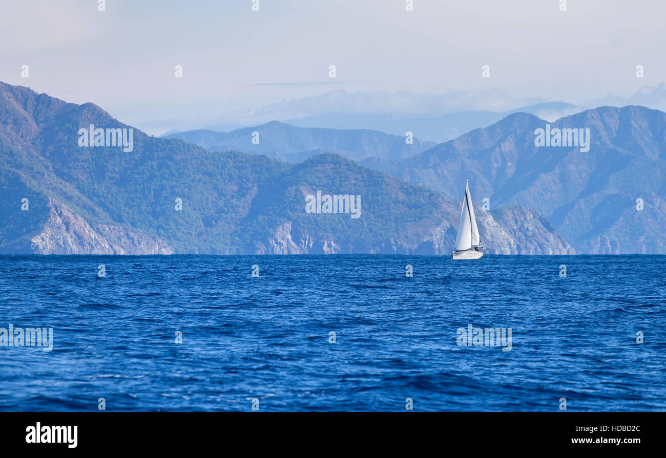 Yachting en Turquie - voir de yachts et les montagnes de la mer Banque D'Images