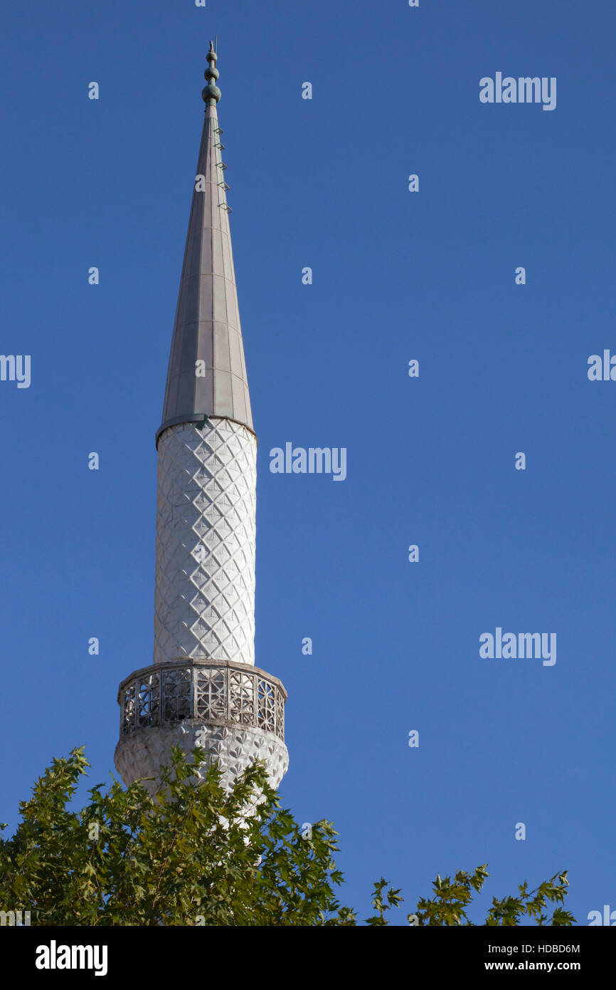 Minaret contre ciel bleu clair, vue de dessous Banque D'Images