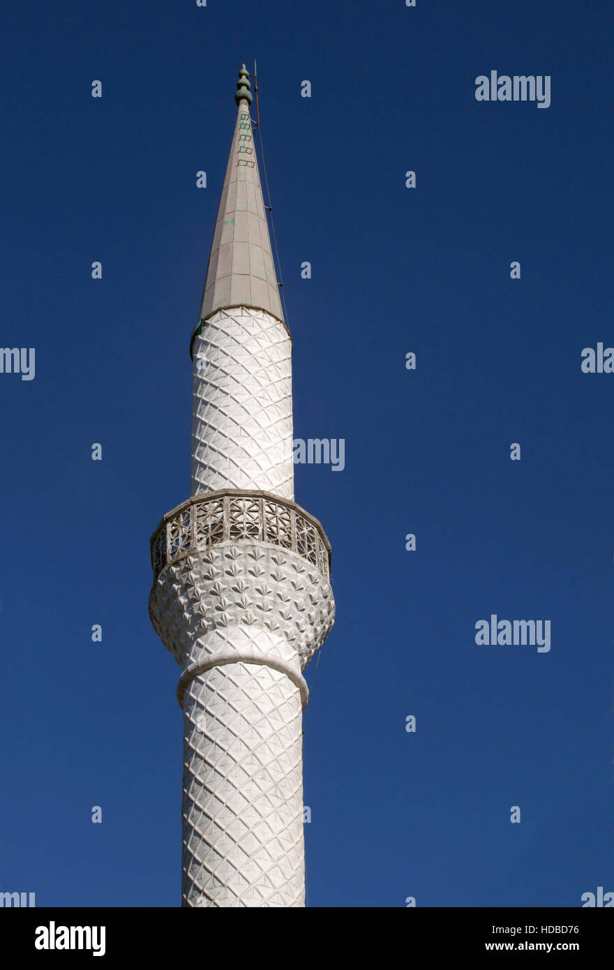 Minaret contre ciel bleu clair, vue de dessous Banque D'Images