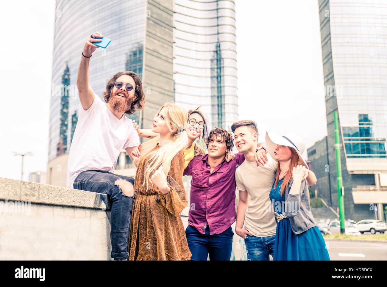 Multi-ethnic group of friends en tenant un - Plusieurs selfies gens heureux avec urban style extérieur réunion clotes et s'amuser Banque D'Images