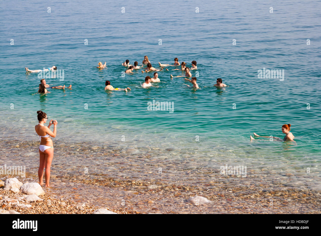 Personnes flottant dans la mer Morte à Ein Gedi, Israël Banque D'Images