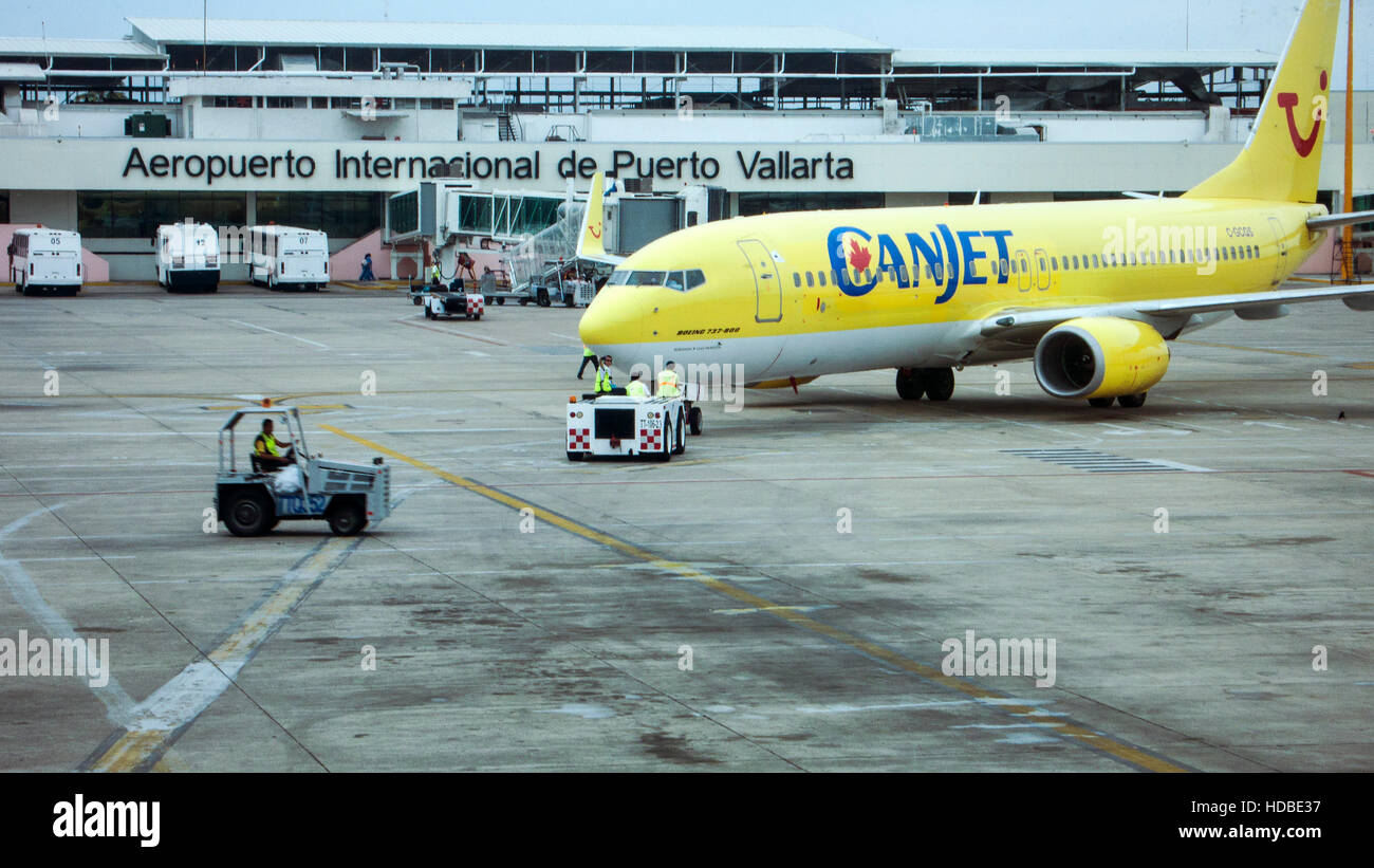 Faible coût charte canadienne Boeing 737-800 de l'aéroport de Puerto Vallarta Mexique Banque D'Images