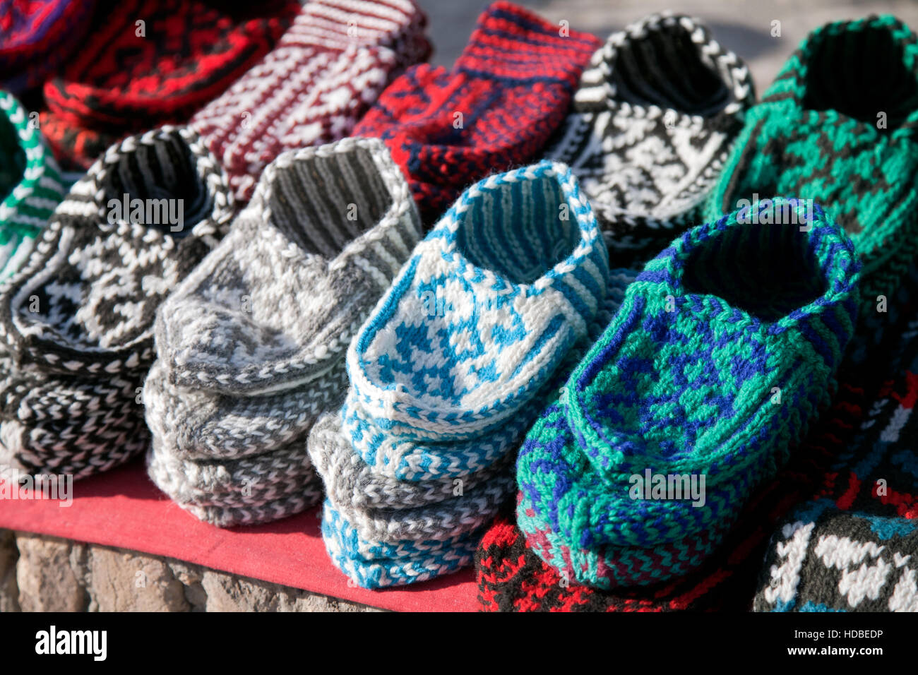 Marché de rue avec chaussons tricotés, Khiva, Ouzbékistan Banque D'Images