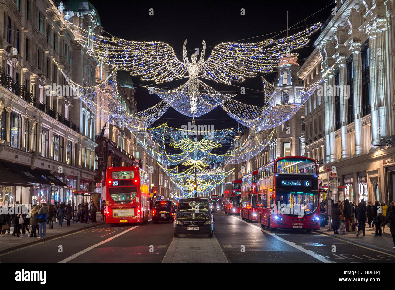 Londres - le 18 novembre 2016 : taxi noir traditionnel vous attend les clients en vertu de l'allumage des anges de Noël scintillantes Regent Street. Banque D'Images