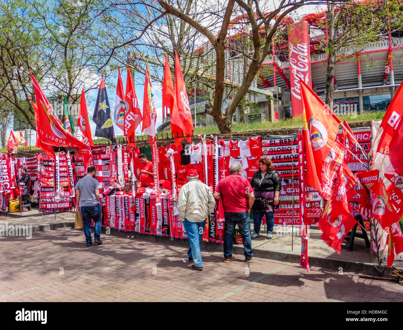 Journée d'écharpe & hampe de drapeau à l'Estadio da Luz est l'accueil de  Benfica, la plus grande équipe de football au Portugal Photo Stock - Alamy