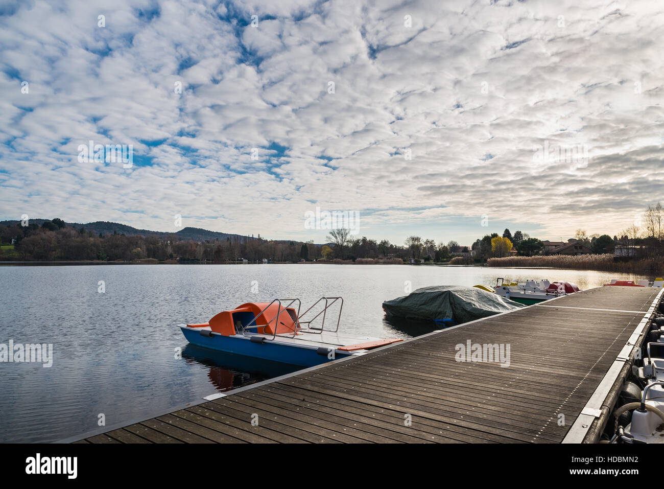 Lac Monate de Torre Annunziata, province de Varese, Italie Banque D'Images