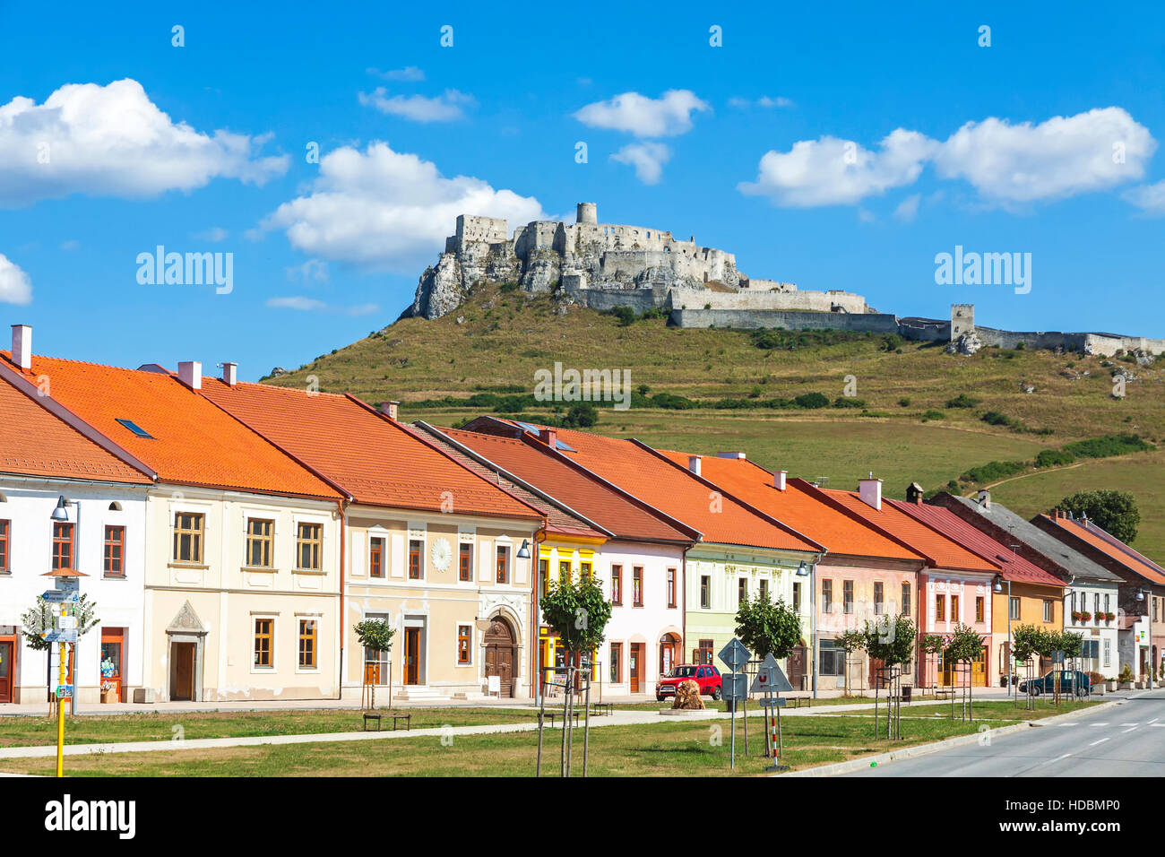 Vue d'été de Spisske Podhradie ville avec château de Spis (Spissky Hrad) sur l'arrière-plan, Région de Presov, Slovaquie Banque D'Images
