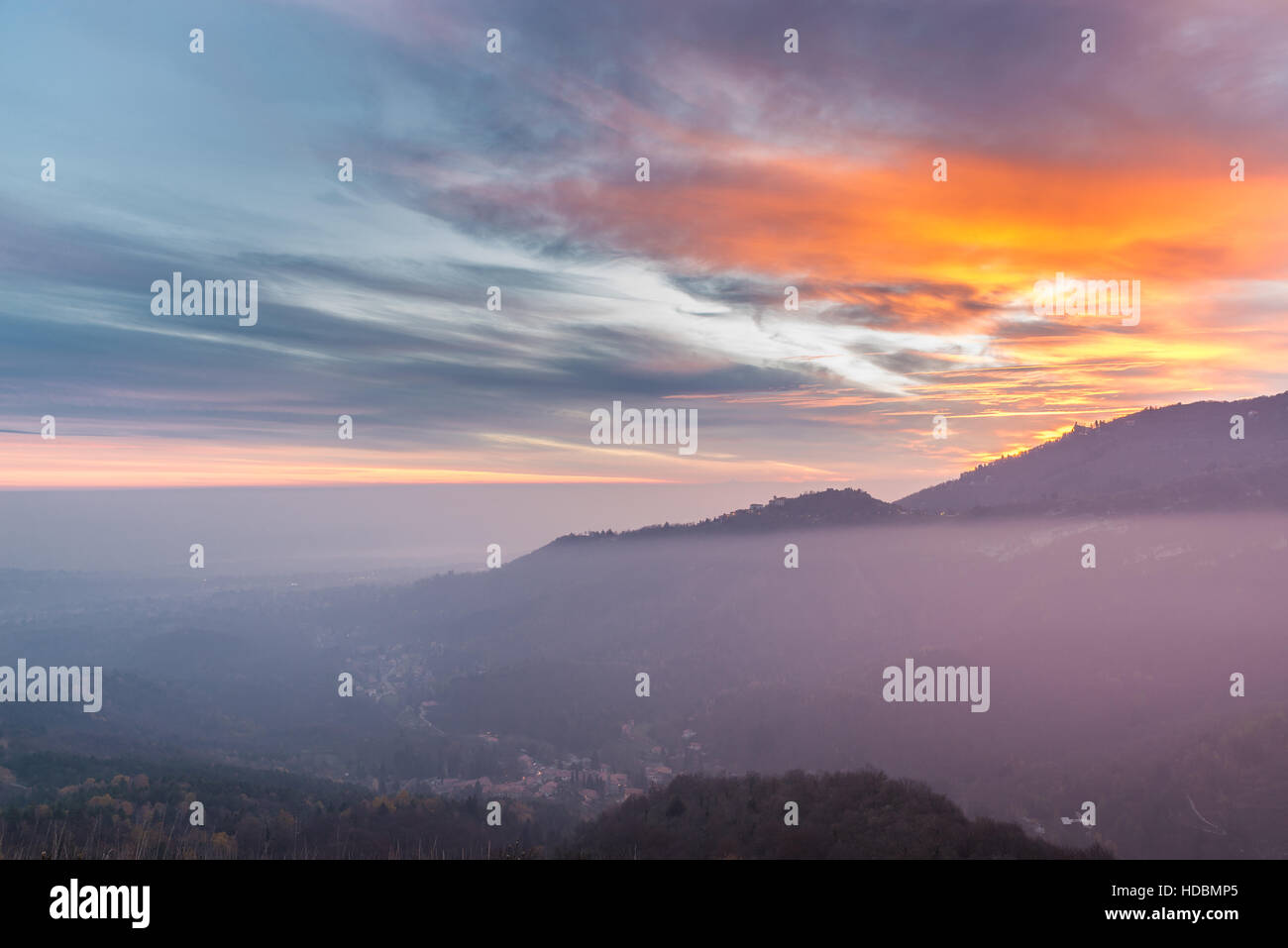 Vue vers le Sacro Monte (également appelé Santa Maria del Monte), Varese et la vallée du Po au coucher du soleil, de l'Italie Banque D'Images