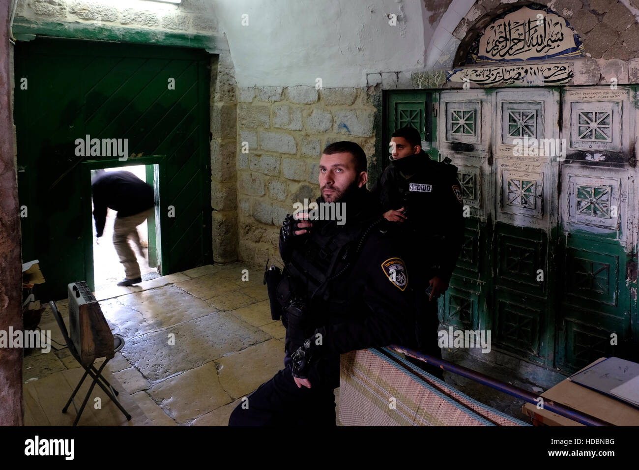 La police israélienne garde la porte de Bani Ghanim ou Bab al-Ghawanima une des trois portes situées du côté nord du Mont du Temple menant à la mosquée Al-Aqsa dans la vieille ville de Jérusalem en Israël Banque D'Images