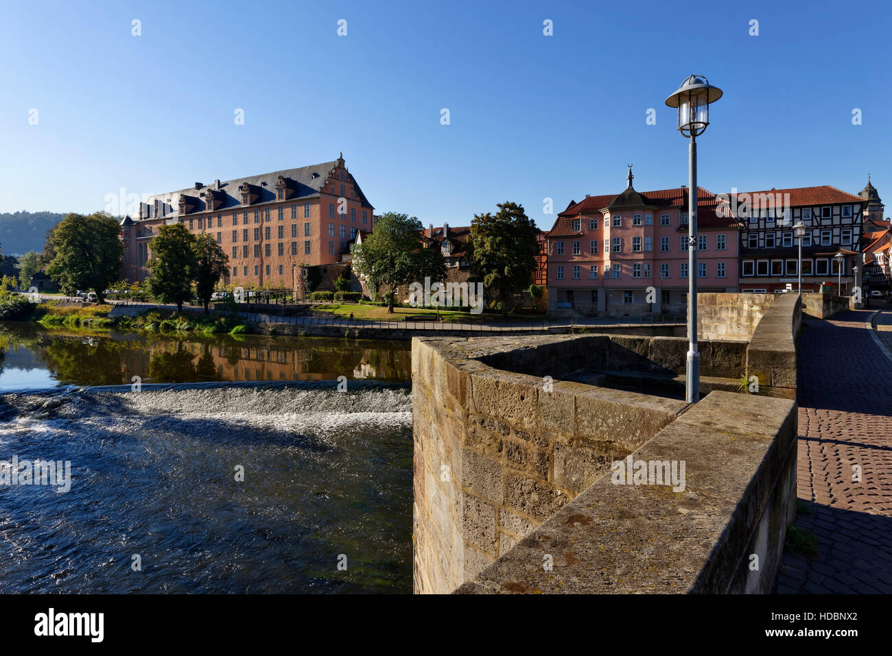 Hann. Münden : Welfen-Castle (Welfenschloss) et le vieux pont sur la rivière Werra (Werra-Brücke), Weser Uplands, Basse-Saxe, Allemagne Banque D'Images