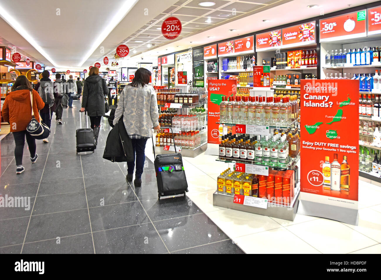 Vue arrière de l'avion de passagers à l'aéroport d'Edinburgh Scotland UK marche à travers l'alcool des magasins de terminal sur chemin de departure lounge Banque D'Images