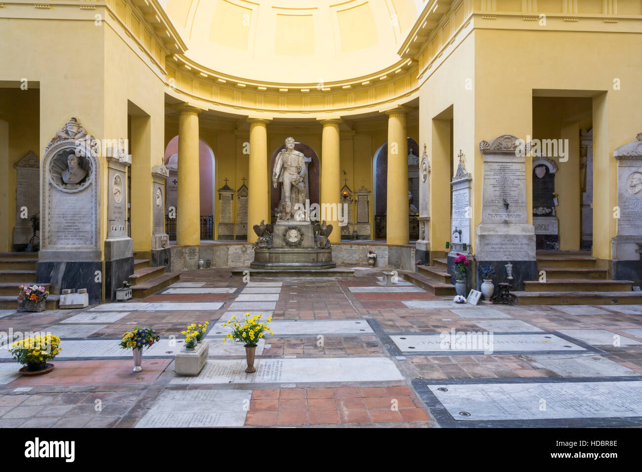 Bologne, Italie-Décembre 7,2016:statue sur une tombe dans le cimetière monumental de la Chartreuse de Bologne au cours d'une journée ensoleillée. Banque D'Images