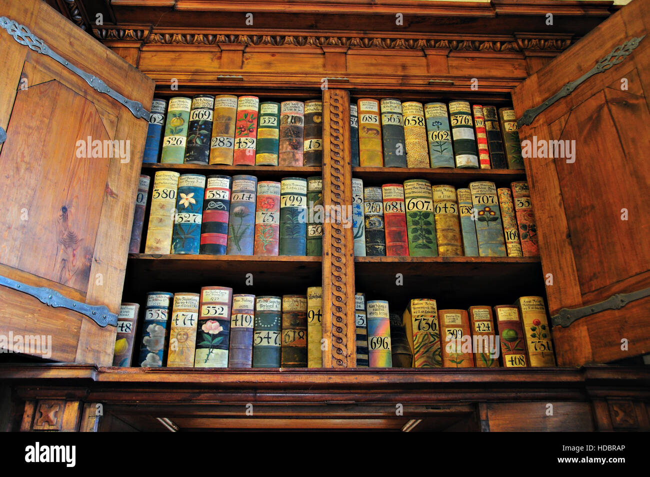Les Vieux Livres Sur Une Etagere Medieval Au Chateau De Prague Photo Stock Alamy