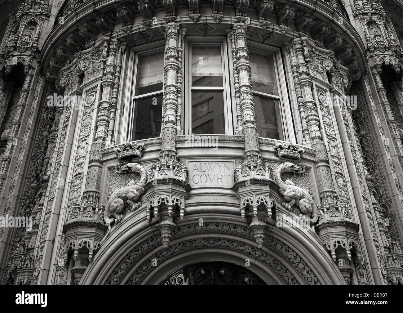 De magnifiques ornements architecturaux de la façade de l'immeuble de la Cour d'Alwyn. Noir et blanc, la ville de New York. Banque D'Images