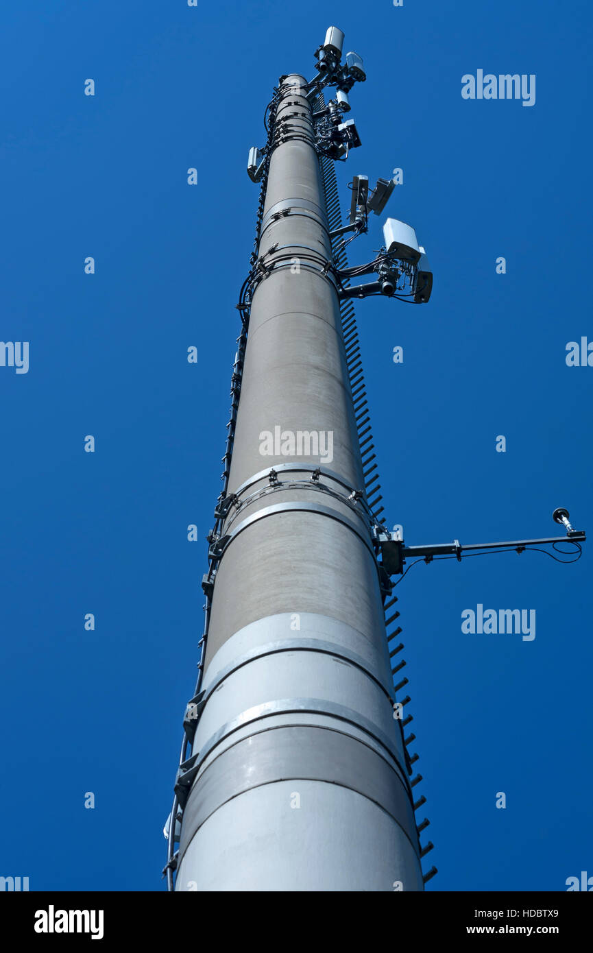 Tour de transmission, ciel bleu, Bade-Wurtemberg, Allemagne Banque D'Images