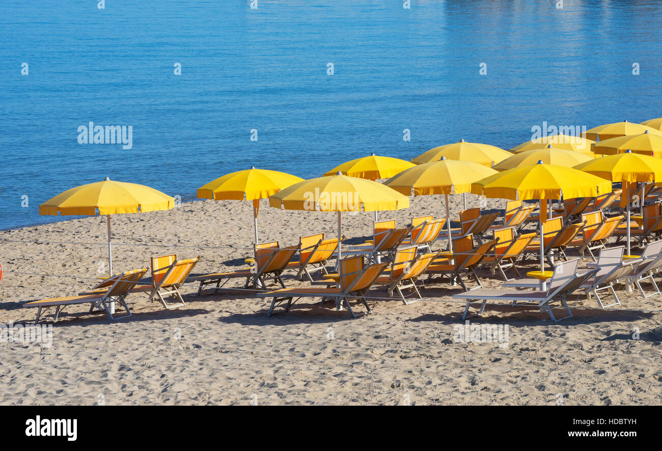 Plage de la ville avec des ombrelles jaunes, Cefalù, Sicile, Italie Banque D'Images