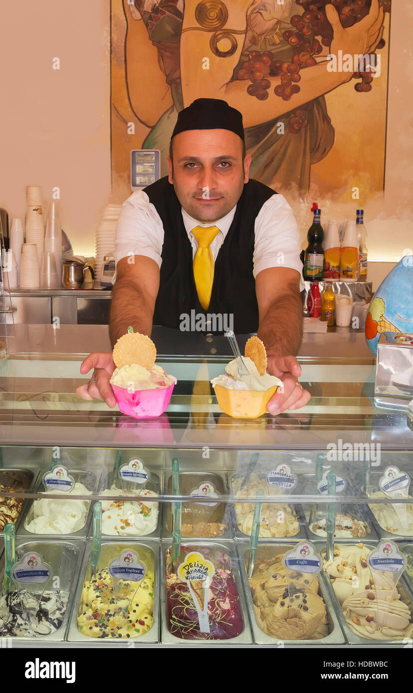 Vendeur de crème glacée, Cefalu, Sicile, Italie Banque D'Images