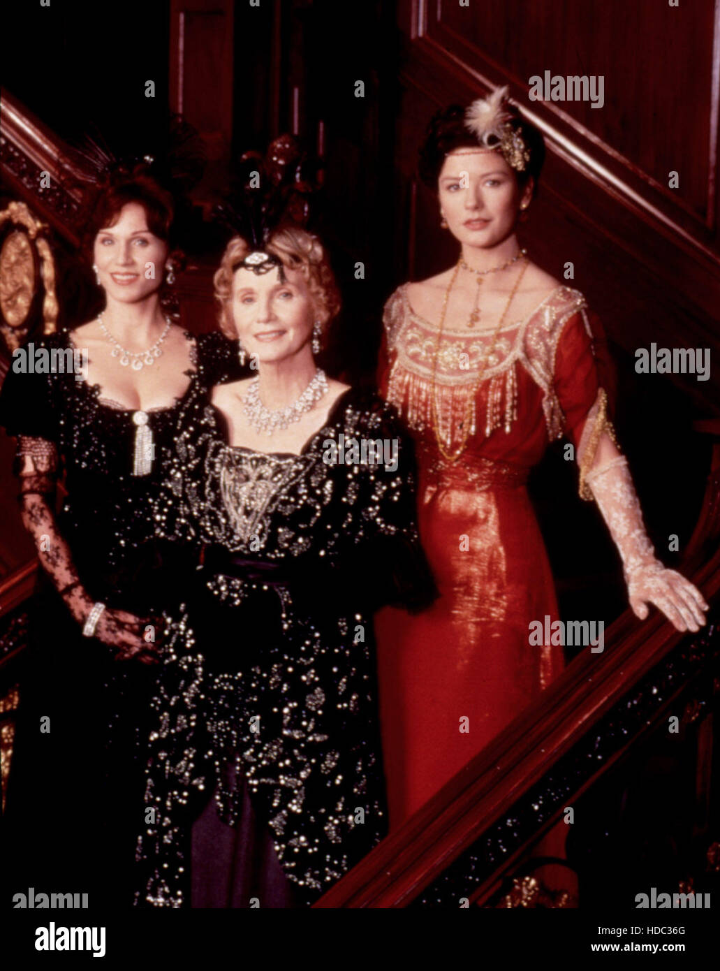 TITANIC, Marilu Henner, Eva Marie Saint, Catherine Zeta-Jones, 1996. © Konigsberg/Sanitsky Co. / Courtesy : Everett Banque D'Images