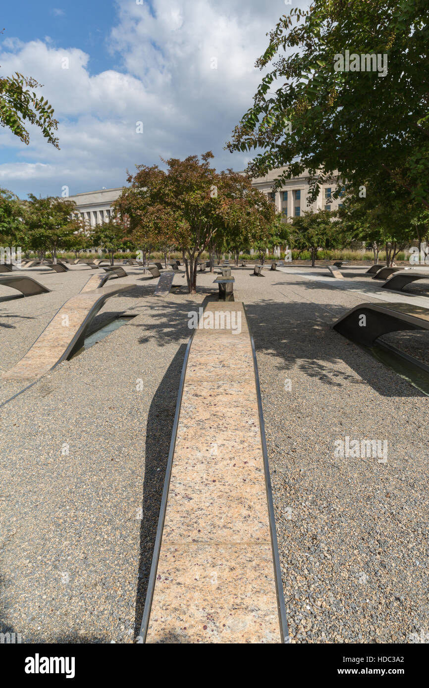Les bancs à la mémoire de ceux qui ont perdu la vie - aucune inscription illustré - le mémorial du Pentagone Banque D'Images