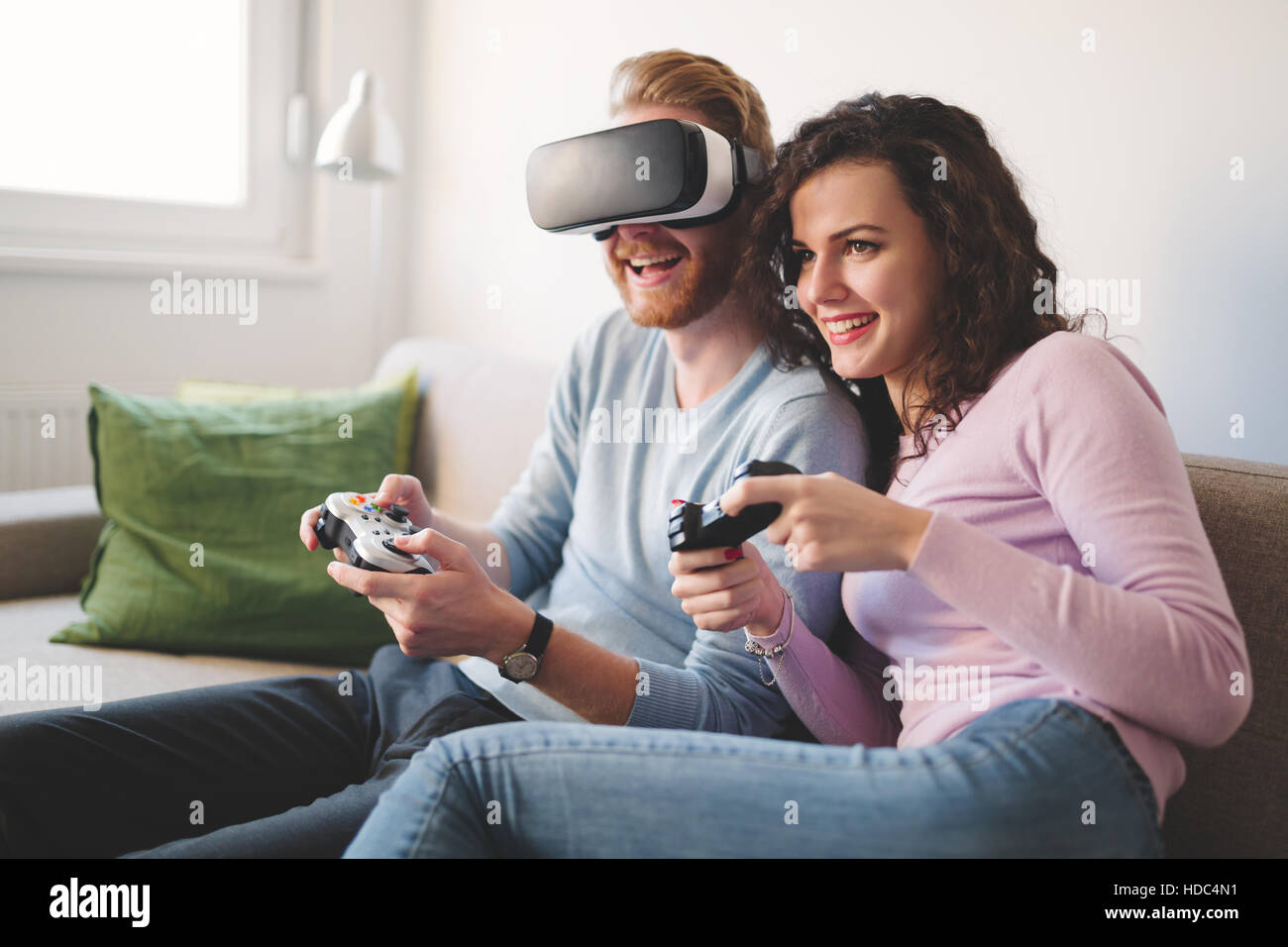 Couple s'amusant à jouer avec la réalité virtuelle Banque D'Images