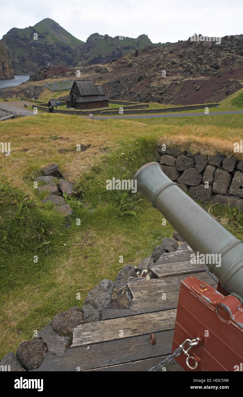 Vieux fusil, norvégien discontinue kirke et bord du champ de lave causée par l'éruption de l'eldfell en 1973, heimaey, le sud de l'Islande. Banque D'Images