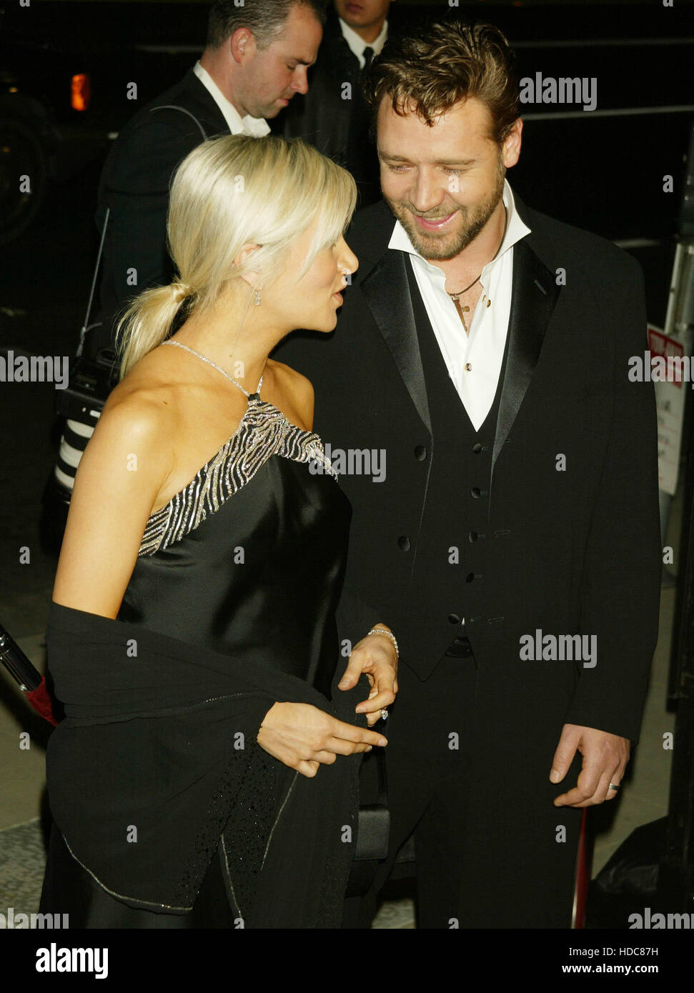 Russell Crowe et sa femme Danielle Spencer lors d'une projection du film 'Master et The World', à l'Academy of Motion Picture Arts & Sciences à Beverly Hills, Californie, le Mardi, Novembre 11, 2003. Crédit photo : Francis Specker Banque D'Images