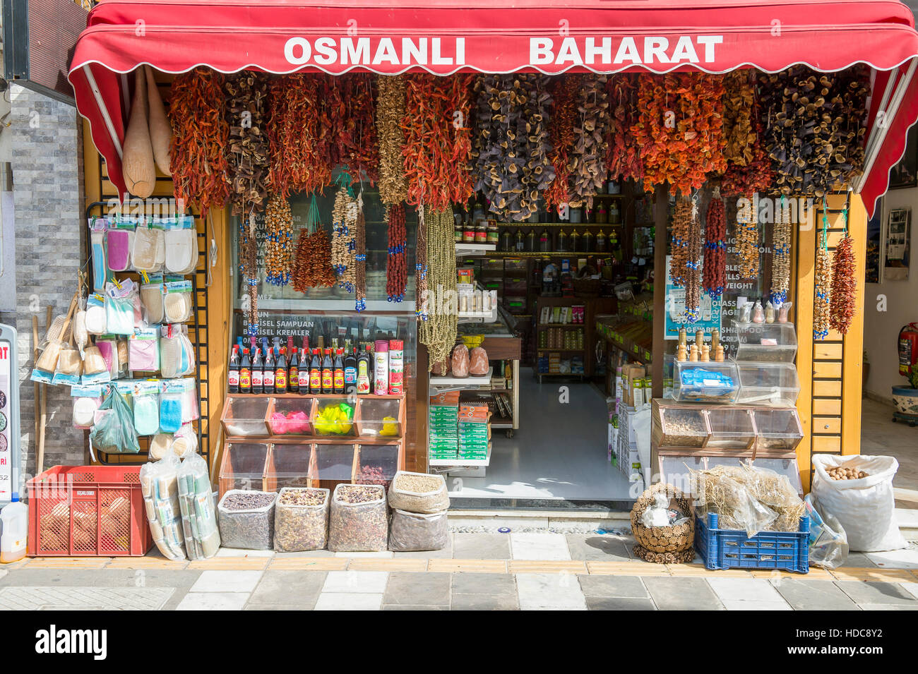 BODRUM, TURQUIE - 6 octobre, 2016 : Brins de piments séchés accrocher la décoration de l'avant d'un magasin de vente d'épices, et les huiles de cuisson. Banque D'Images