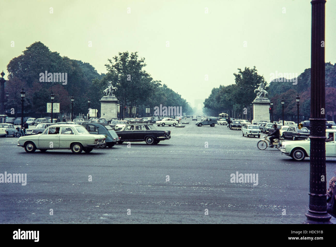 Une vue de Paris les routes prises en juillet 1971, montrant beaucoup de voitures de l'époque. Banque D'Images