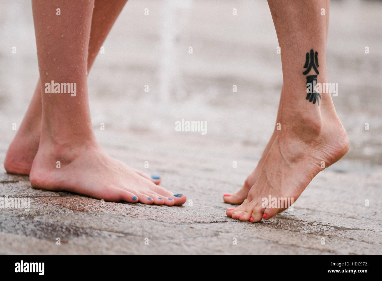 Image en couleur de deux les jambes des femmes et les pieds donnant l'impression qu'ils s'embrassent ou serrant les uns les autres. Banque D'Images