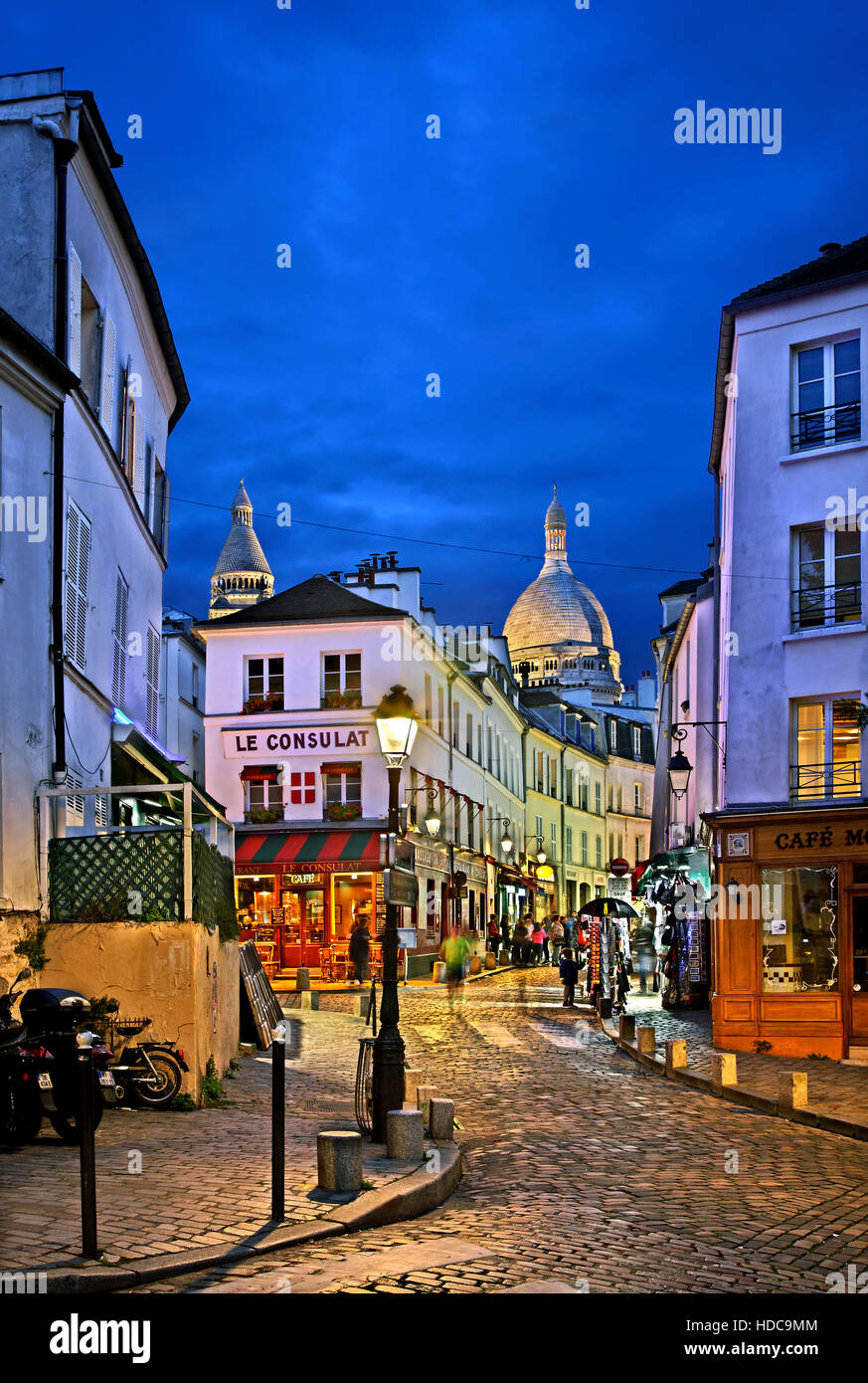 Balade dans les ruelles pittoresques de la 'bohemian' quartier de Montmartre, Paris, France Banque D'Images