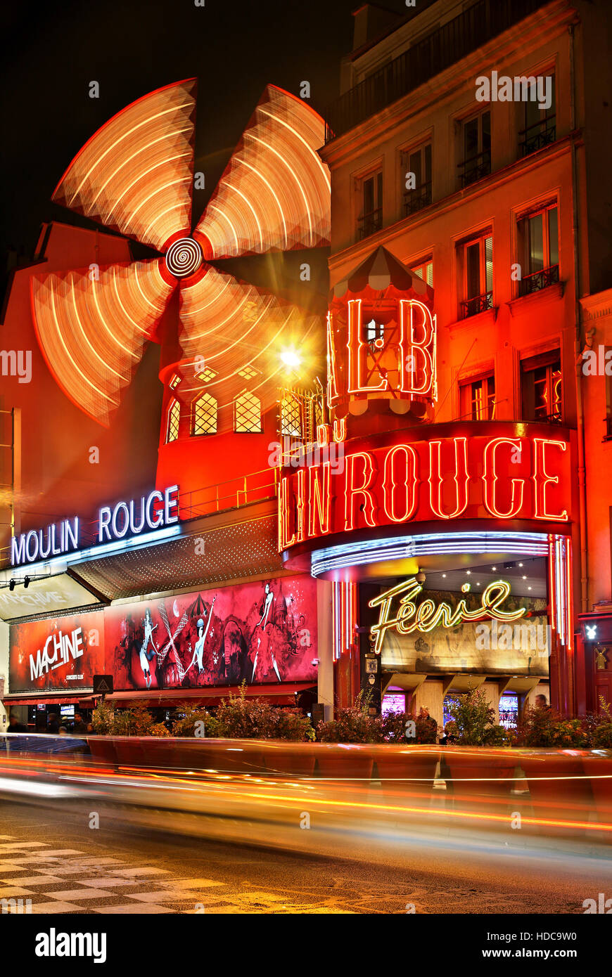 Moulin Rouge (moulin rouge') L'un des plus célèbres cabarets, au quartier de Pigalle, à proximité de Montmartre, Paris, France Banque D'Images