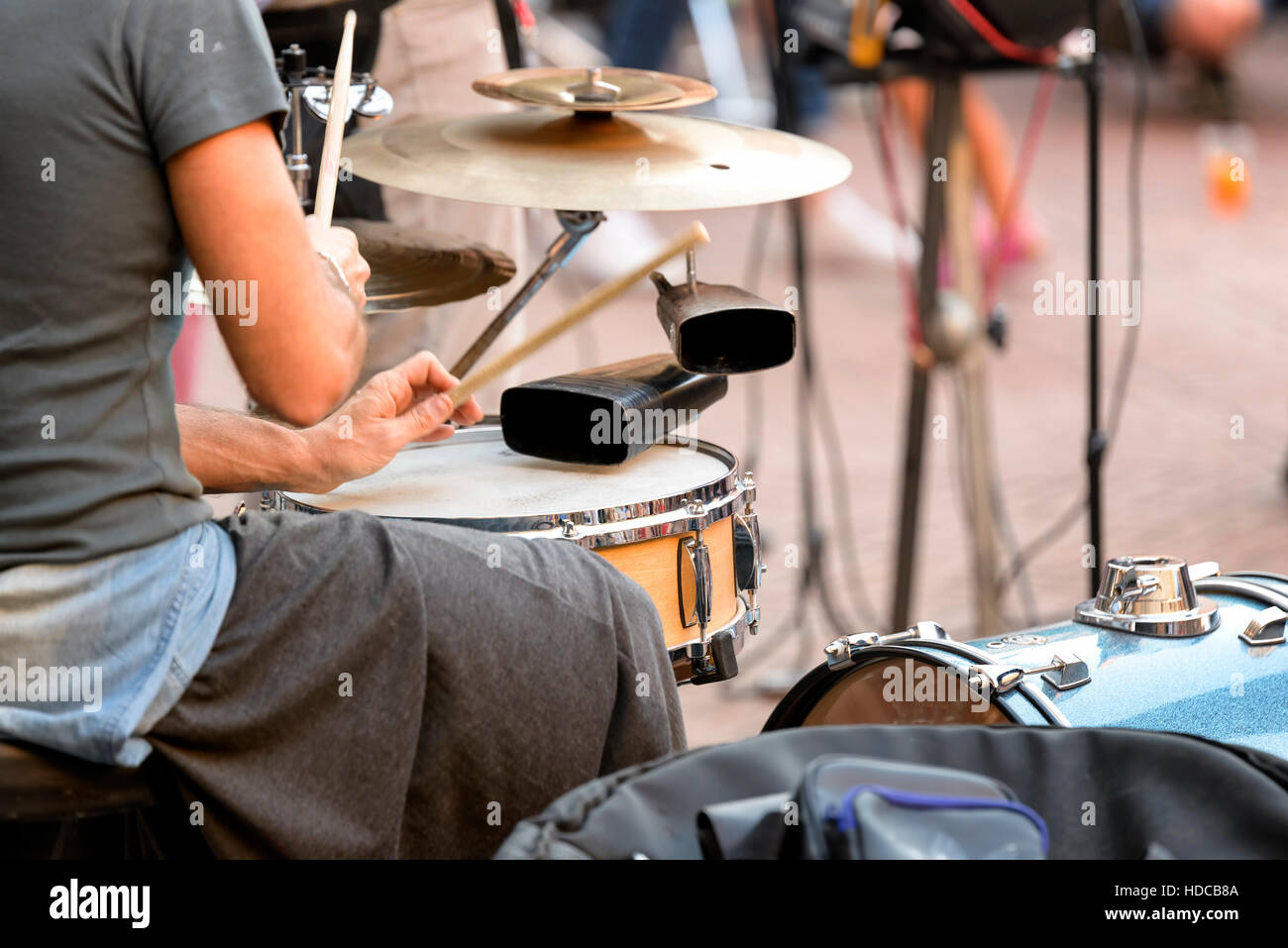 Young man playing drums photographié par derrière Banque D'Images