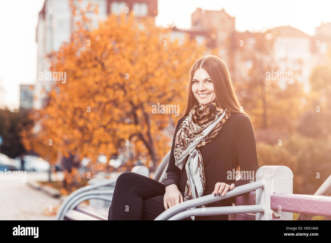 Jeune femme assise sur le banc Banque D'Images