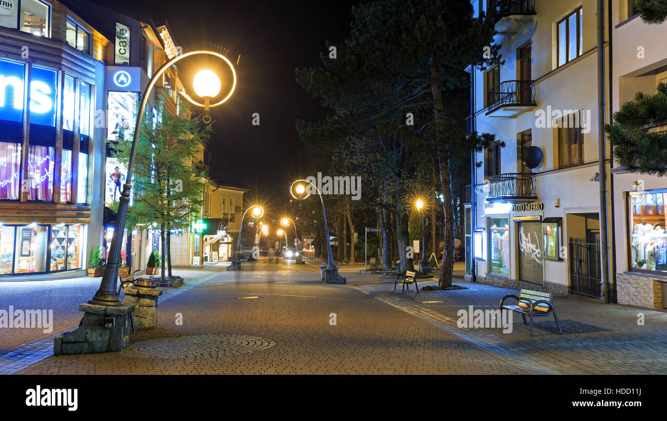 Zakopane, Pologne le 9 novembre 2016. Krupowki - la rue la plus célèbre de Zakopane la nuit Banque D'Images