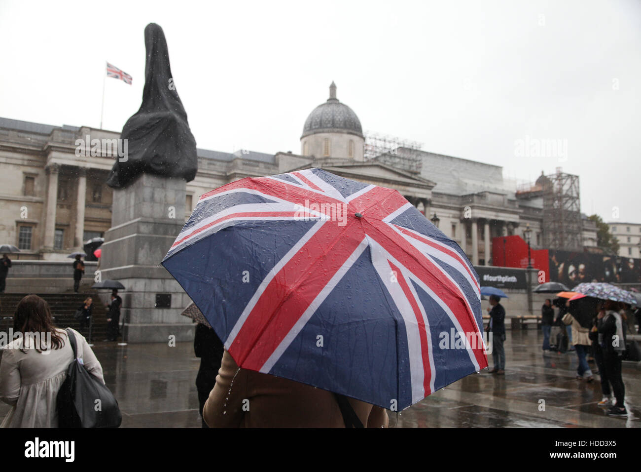 Les gens dans de fortes pluies et au vent à Trafalgar Square, Londres, comprend : Atmosphère Où : London, Royaume-Uni Quand : 29 Oct 2016 Banque D'Images