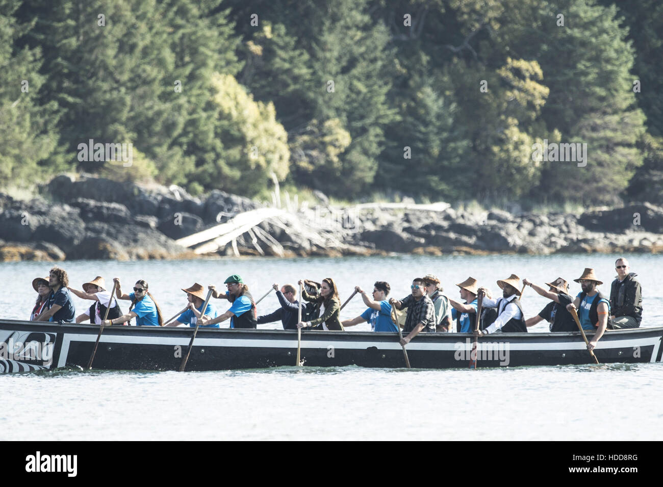 Le duc et la duchesse de Cambridge canoe avec les Premières Nations à Skidegate Haida dans Haida Gwaii dans le cadre de la tournée canadienne. Avec : Catherine, duchesse de Cambridge, Kate Middleton, Prince William, duc de Cambridge où : Haida Gwaii, Canada lor Banque D'Images