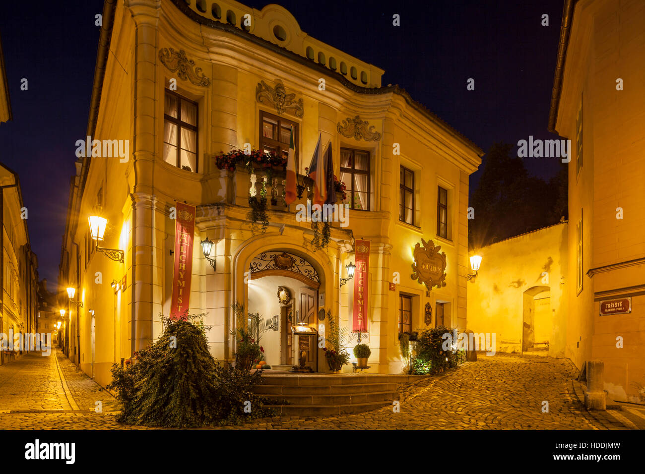 Nuit dans les rues de Mala Strana (ville basse) à Prague, République tchèque. Banque D'Images