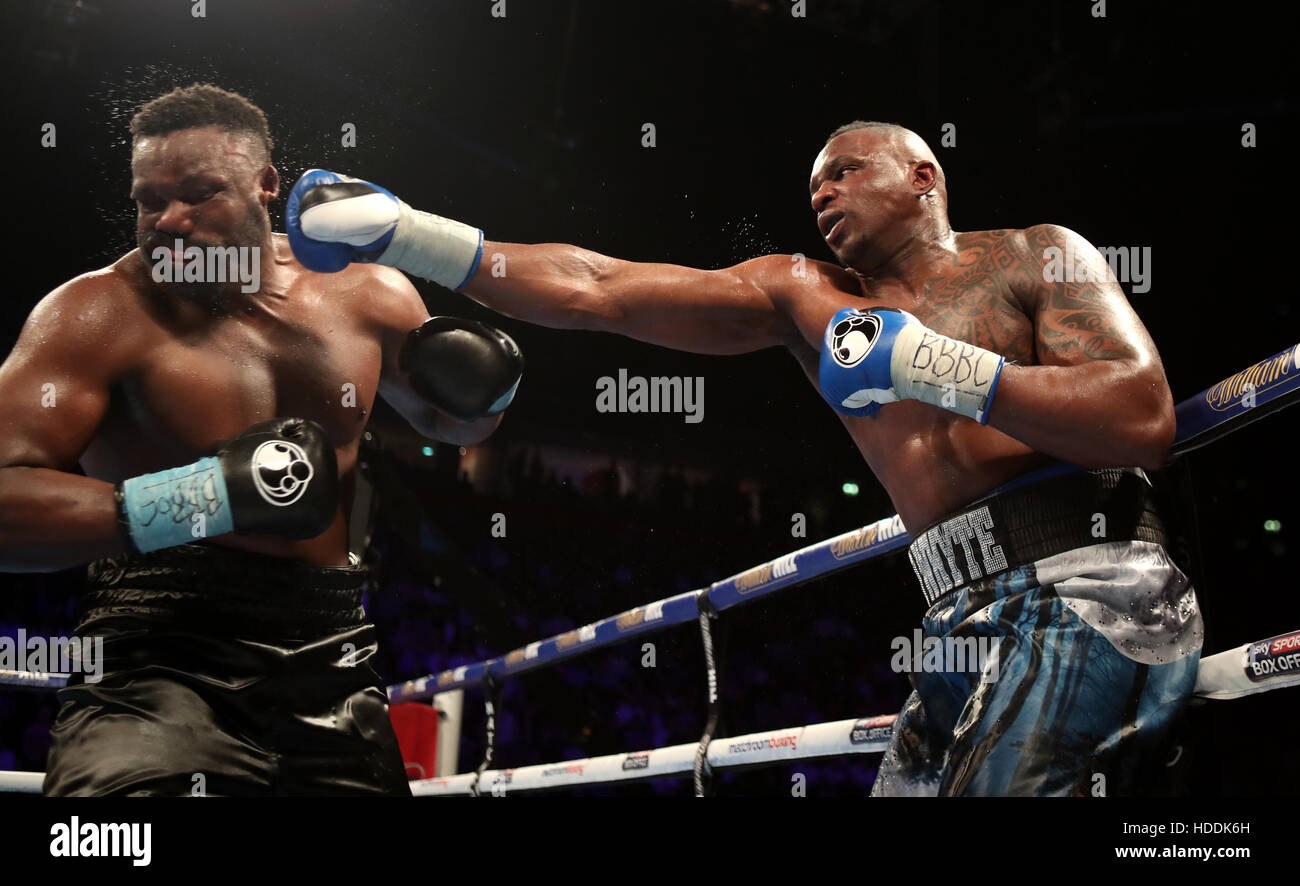 Dillian Whyte (à droite) en action contre Dereck Chisora durant leur titre mondial des poids lourds WBC Eliminator au Manchester Arena. Banque D'Images