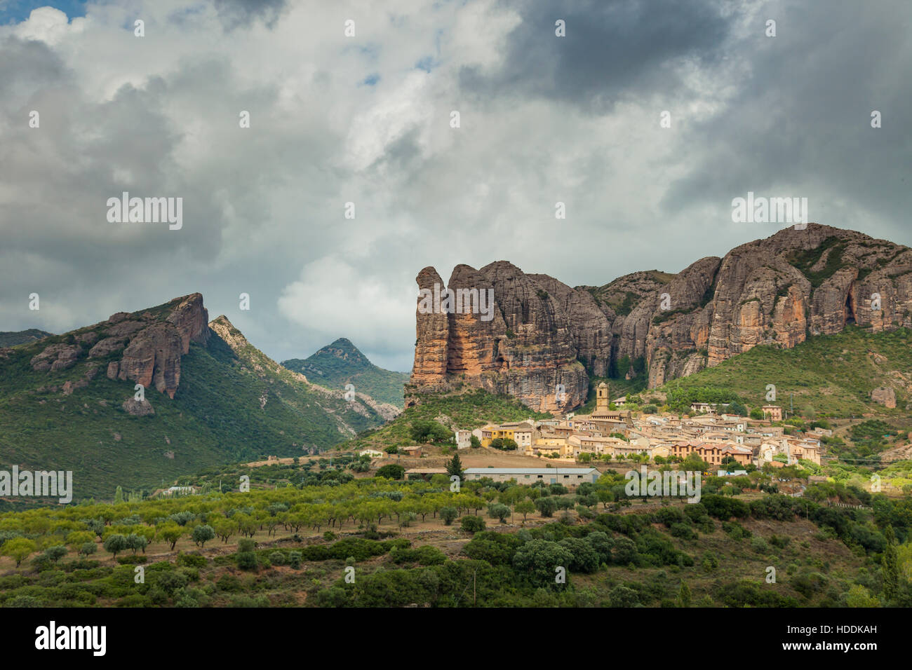 Ciel orageux sur Mallos de Agüero, une icône rock formation in Huesca, Aragon, Espagne. Pre-Pyrenees. Banque D'Images