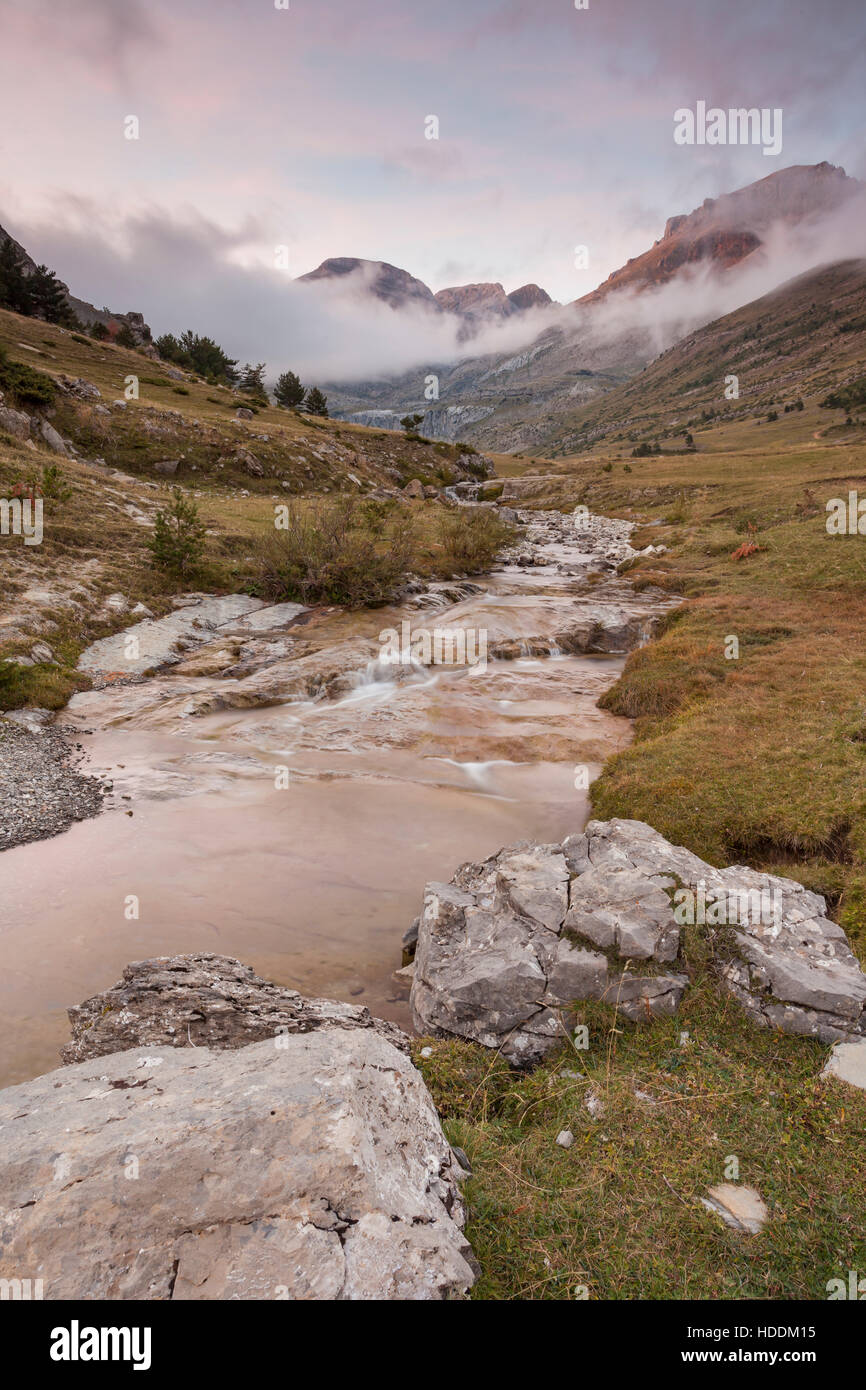 Coucher du soleil en Aisa Vallée, Pyrénées. Huesca, Aragon, Espagne. Banque D'Images