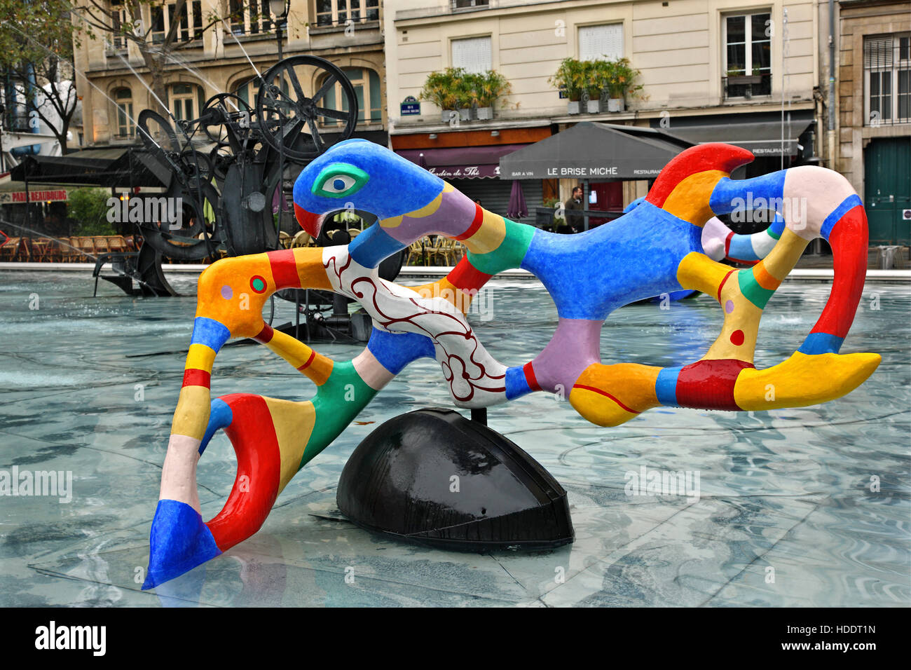 La sculpture moderne à la fontaine de la Place Igor Stravinski, à l'extérieur du Centre Pompidou, Paris, France. Banque D'Images