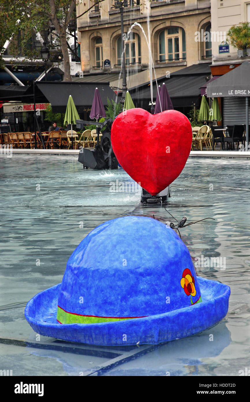 La sculpture moderne à la fontaine de la Place Igor Stravinski, à l'extérieur du Centre Pompidou, Paris, France. Banque D'Images