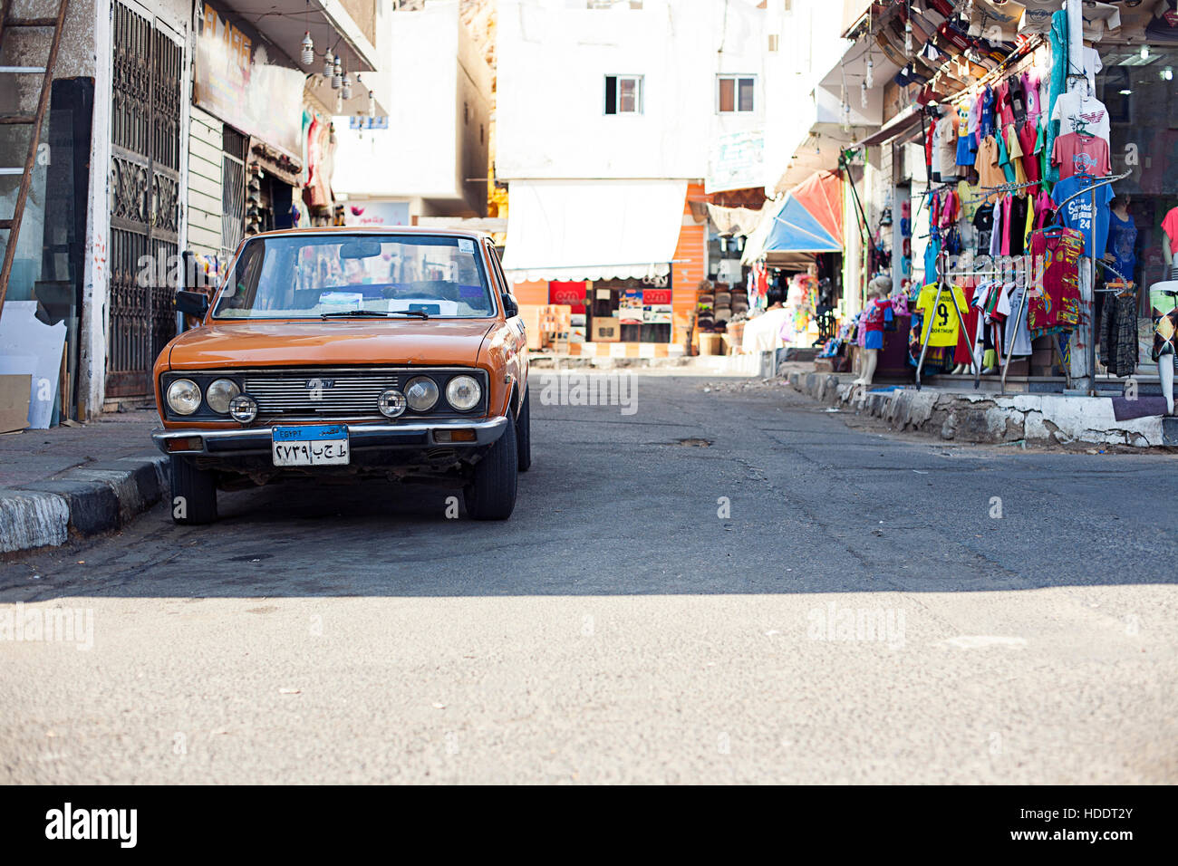L'Egypte Sharm el Sheikh - août 2016 : marché bazar à l'extérieur de l'avant sans les personnes, vieille voiture Fiat Banque D'Images