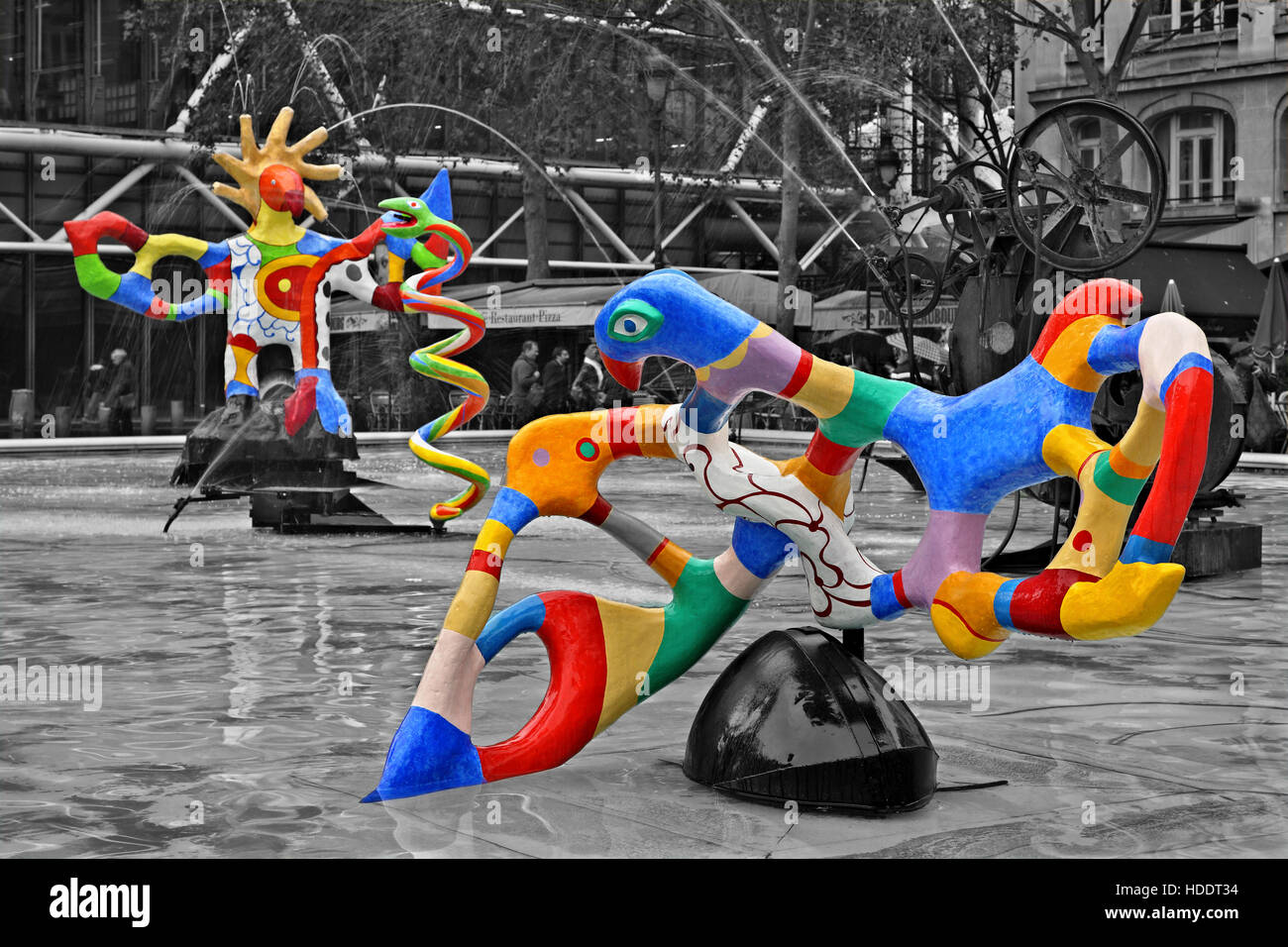 La sculpture moderne à la fontaine de la Place Igor Stravinski, à l'extérieur du Centre Pompidou, Paris, France. Banque D'Images