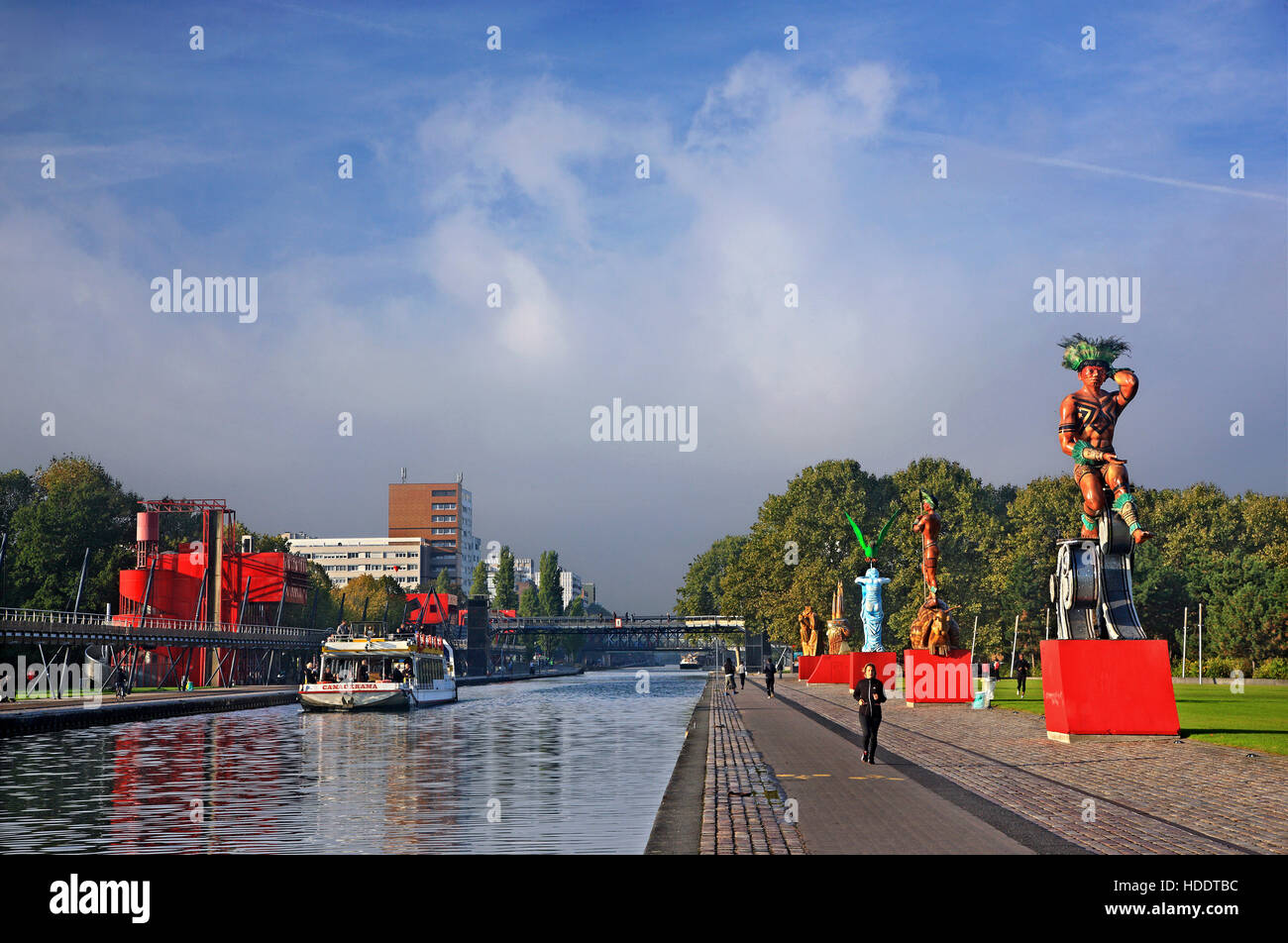 Le le canal de l'Ourcq traversant le Parc de la Villette ('decorated' avec des statues du carnaval de Rio de Janeiro) , Paris, France. Banque D'Images