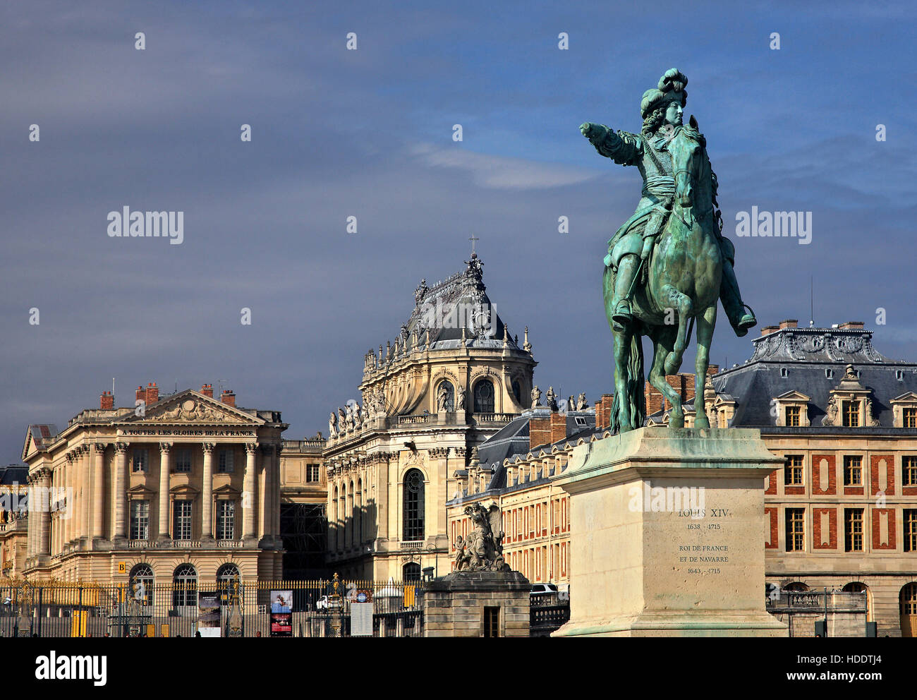 Statue du Roi Louis XIV (connu sous le nom de "Roi Soleil") à l'extérieur du Palais de Versailles, France. Banque D'Images