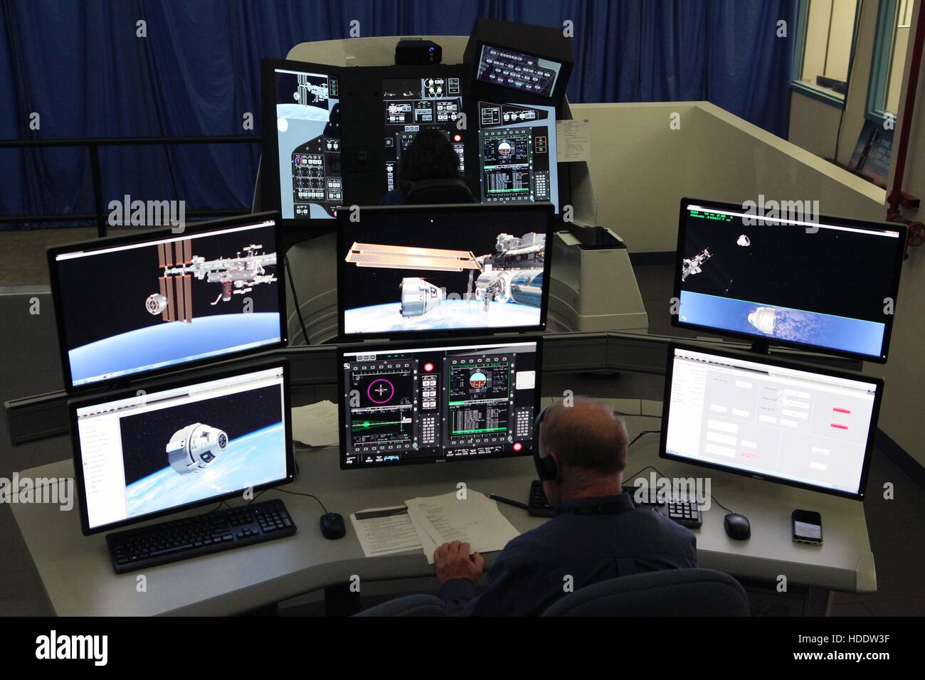 Les ingénieurs de la NASA mission Exécuter les scénarios dans la partie Boeing-tâche des formateurs qui simule les missions de l'engin spatial à l'installation de Boeing, le 26 avril 2016 à Saint Louis, Missouri. Banque D'Images