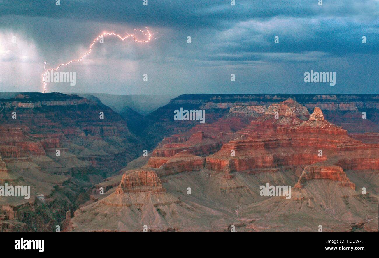 La foudre tombe à la rive sud du Grand Canyon au cours d'une tempête d'été vus de Mather Point au Grand Canyon National Park le 17 avril 2012 au village du Grand Canyon, Arizona. Banque D'Images