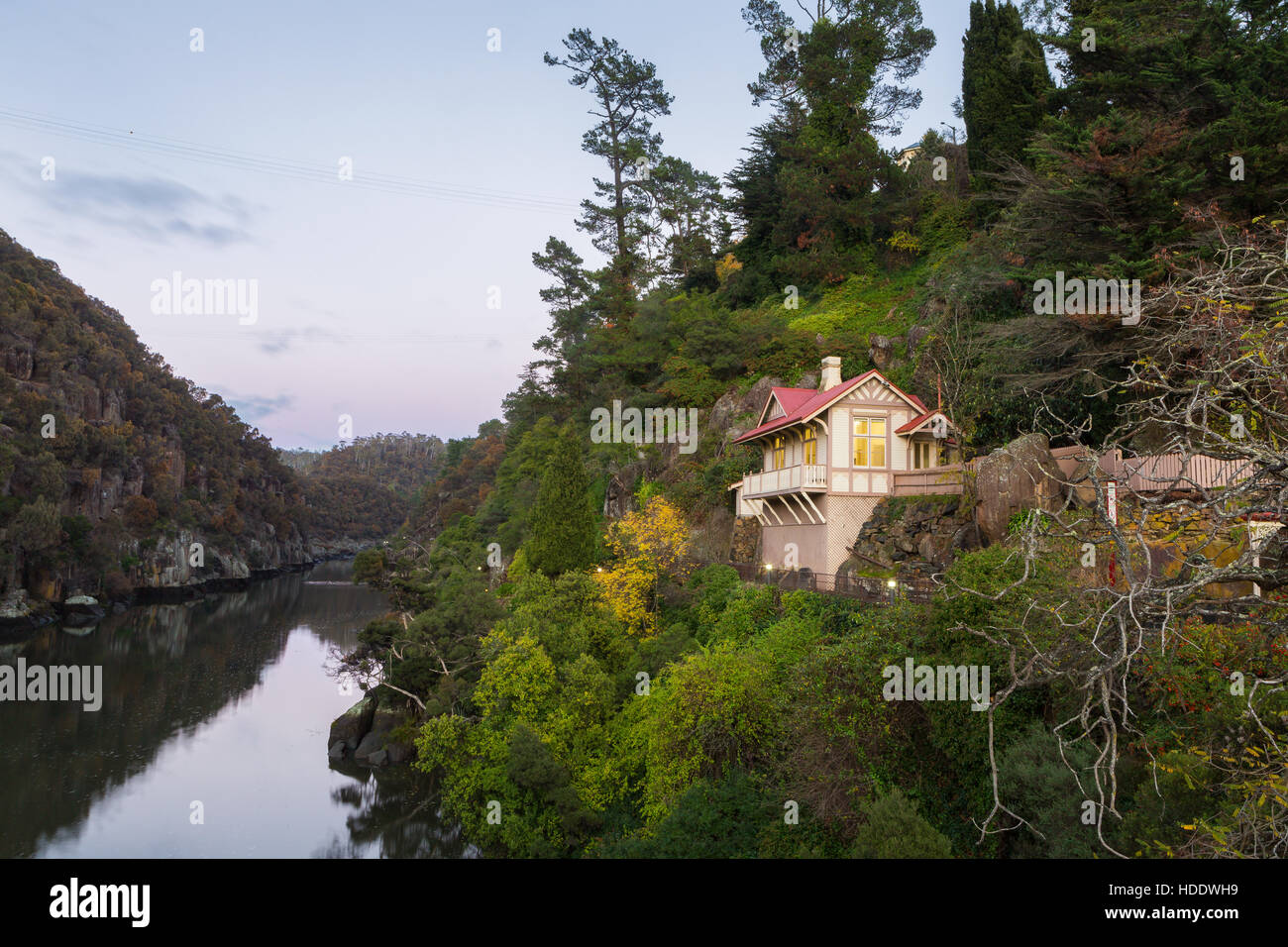 Maison avec une vue panoramique sur la rivière Esk vers Cataract Gorge à Launceston, en Tasmanie Banque D'Images