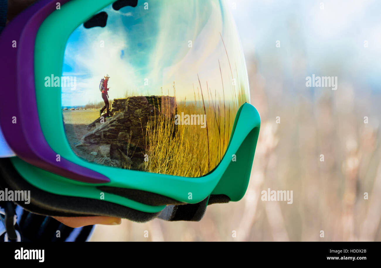 Lunettes de ski avec la réflexion de backpacker à summit Banque D'Images